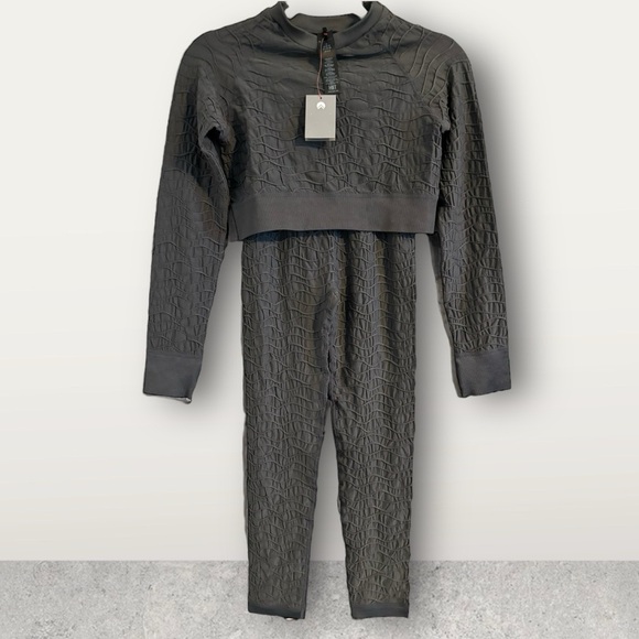 HIIT 2-Piece Small Charcoal Sexy Textured Body Hugging Set Butt Seam Thumb Holes - Picture 1 of 13